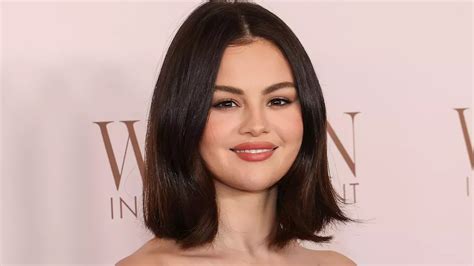 Selena Gomez : envoûtante dans une robe au décolleté vertigineux